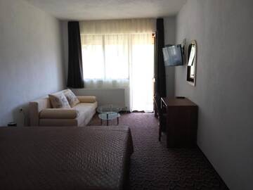 Фото номера Семейный номер Делюкс (для 2 взрослых и 2 детей) Отель Family Hotel Panorama г. Чифлик 2