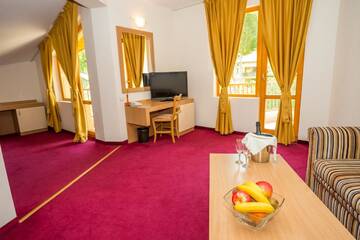 Фото номера Люкс с 1 спальней (для 2 взрослых и 2 детей) Отель Diva Hotel &amp; Wellness г. Чифлик 8
