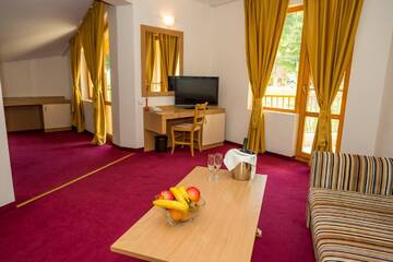 Фото номера Люкс с 1 спальней (для 2 взрослых и 2 детей) Отель Diva Hotel &amp; Wellness г. Чифлик 3